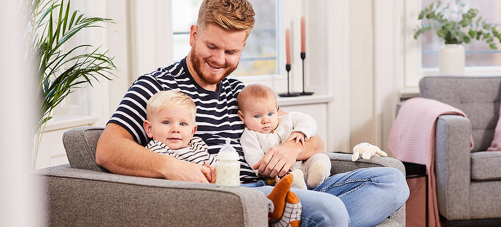 Papa gibt Baby die Flasche