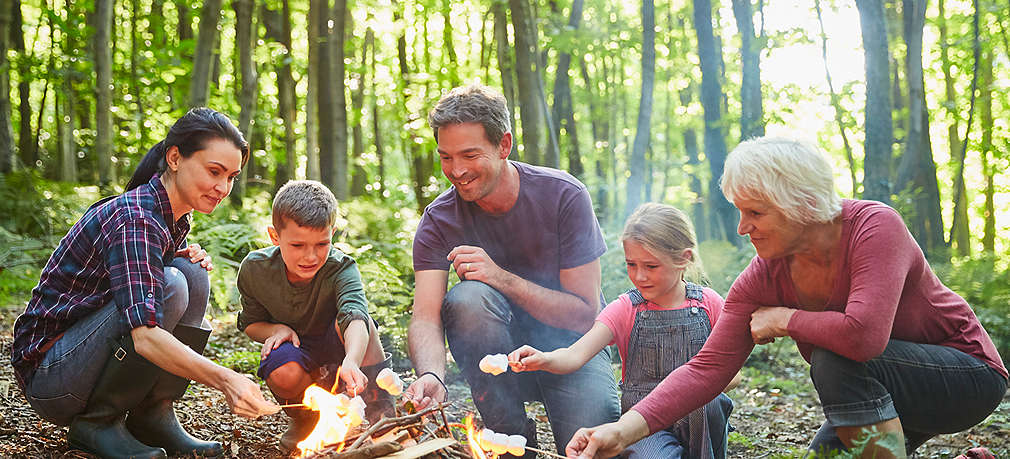 Familie am Feuer im Wald