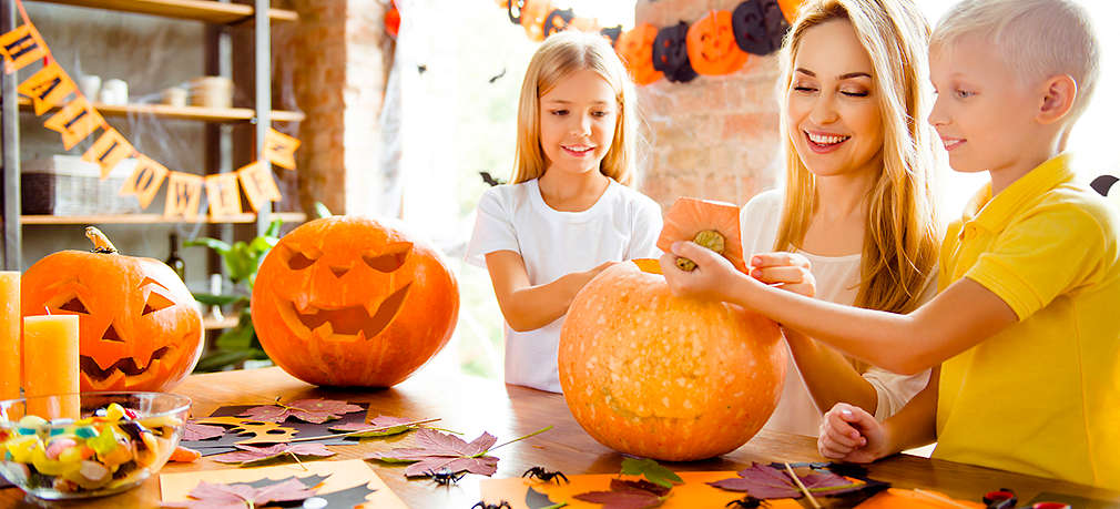 Familie bastelt für Halloween