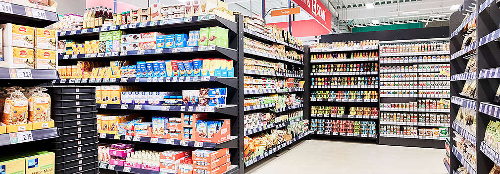 Regale mit verschiedenen Angeboten