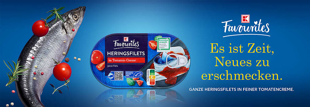 Produktabbildung: K-Favourites Heringsfilets in Tomaten-Creme; Logo: K-Favourites; Schriftzug: Es ist Zeit, Neues zu erschmecken. Ganze Heringsfilets in feiner Tomatencreme.