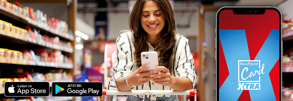 Frau mit einem Smartphone in der Hand; im Hintergrund Regale; im Vordergrund ein Smartphone mit dem Logo von Kaufland Card XTRA auf dem Bildschirm