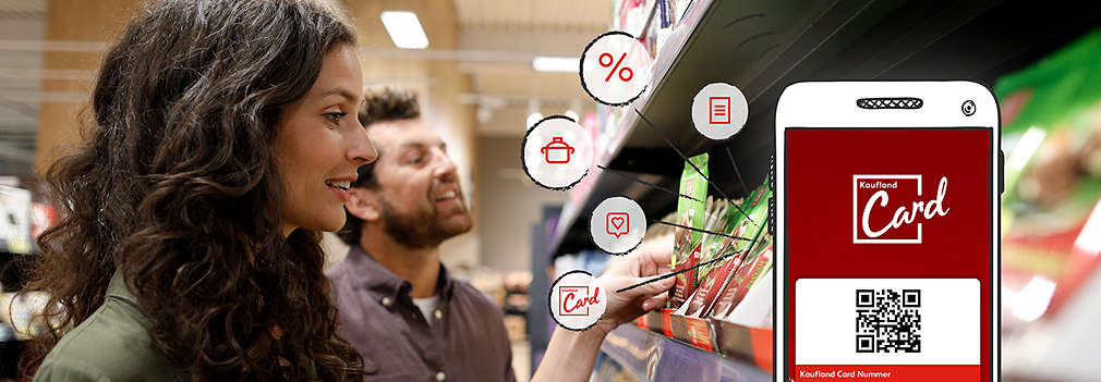 Frau greift Produkt im Regal, rechts die Abbildung eines Smartphones mit der Einkaufsliste in der Kaufland-App; Auszeichnung: TÜV Saarland