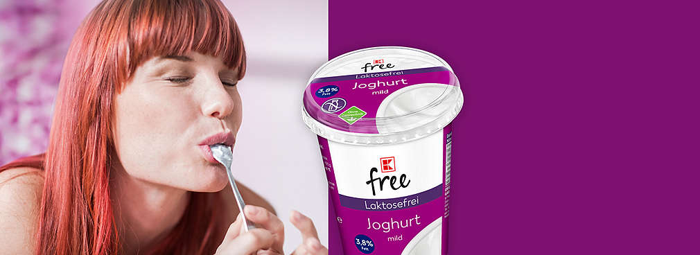 Frau isst Joghurt; Produktabbildung: K-free Joghurt; Schriftzug: Laktosefreier Genuss beginnt hier