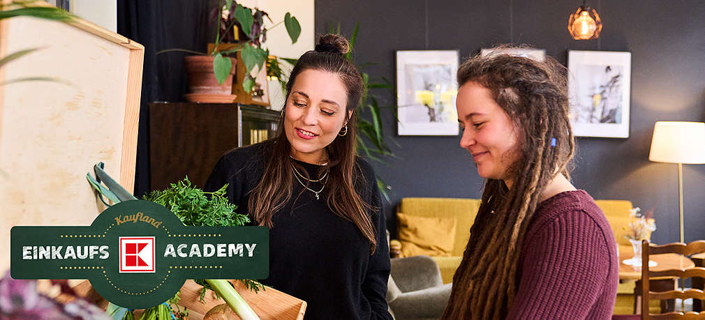 Nachhaltigkeitsexpertin Anna Schunck mit Maren Hain von der Organisation foodsharing