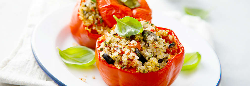 Abbildung einer Paprika mit Quinoa-Füllung auf einem Teller