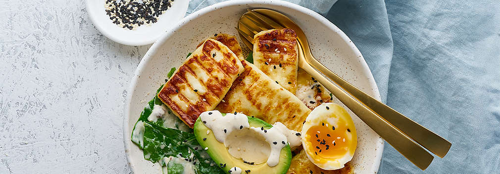 Ein Teller mit einer ketogenen Speise: Avocado, Salat, Ei, Käse