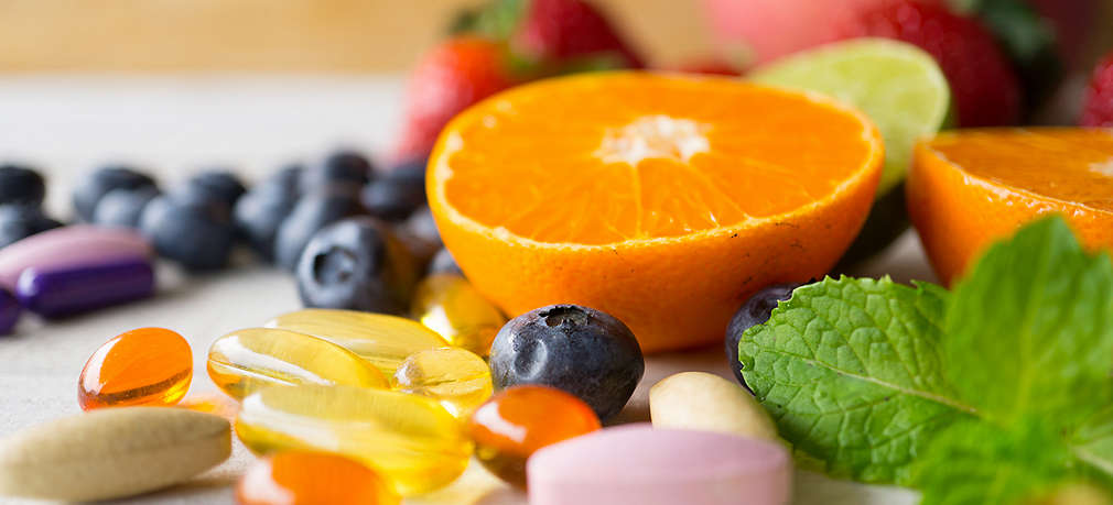 Verschiedenes Obst und Nahrungsergänzungsmittel auf einem Tisch