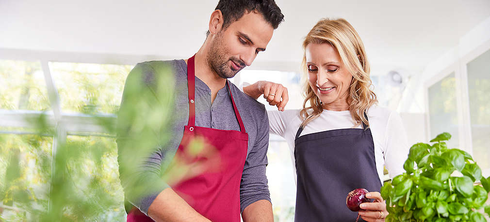 Ernährungsexpertin Dr. Alexa Iwan und TV-Koch Alex Wahi beim Kochen