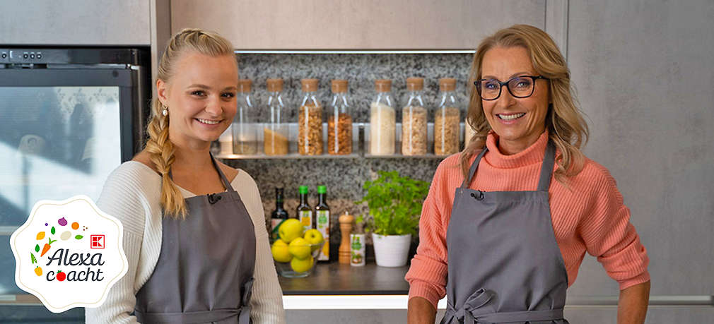 Ernährungswissenschaftlerin Alexa und ihr Gast Youtuberin Aliana in der Küche