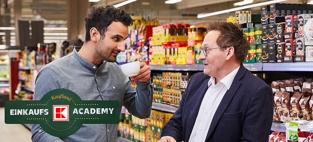 TV-Koch Alex Wahi und Baristameister Tom Schweiger testen das Kaffeesortiment eines Supermarktes
