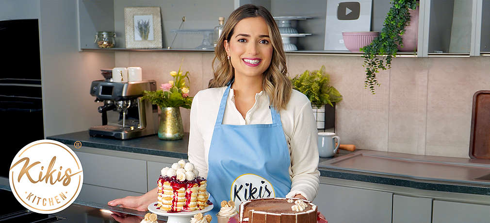Kiki von Kikis Kitchen mit Kuchen