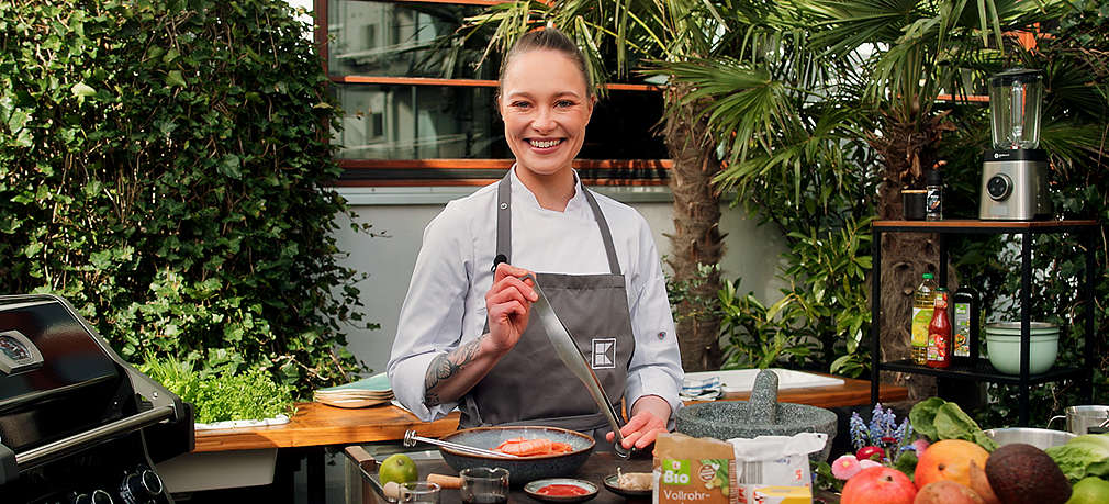 Kochexpertin Verena Leister bereitet ein Drei-Gänge-Menü vom Grill zu