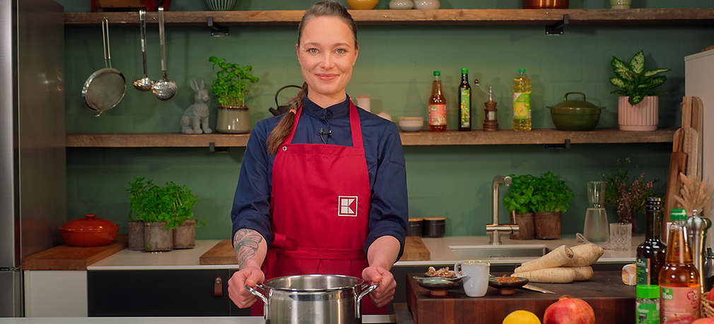 Kochexpertin Verena Leister bereitet ein Drei-Gänge-Menü mit Pastinake zu