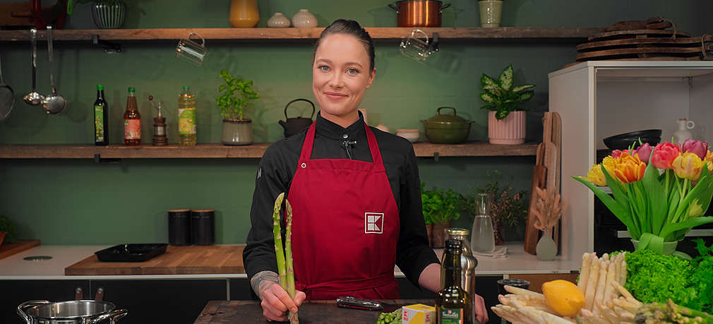 Kochexpertin Verena Leister bereitet ein Drei-Gänge-Menü mit Spargel zu