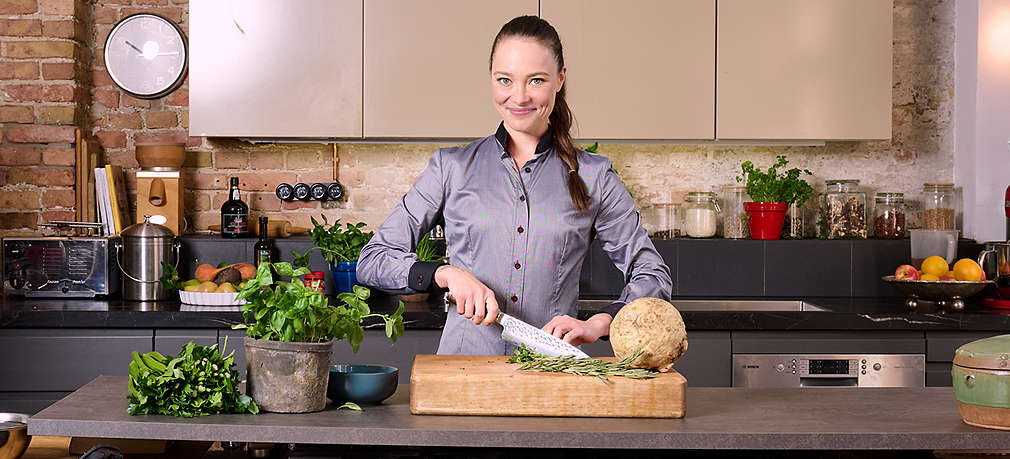 Kochexpertin Verena Leister in einer Showküche