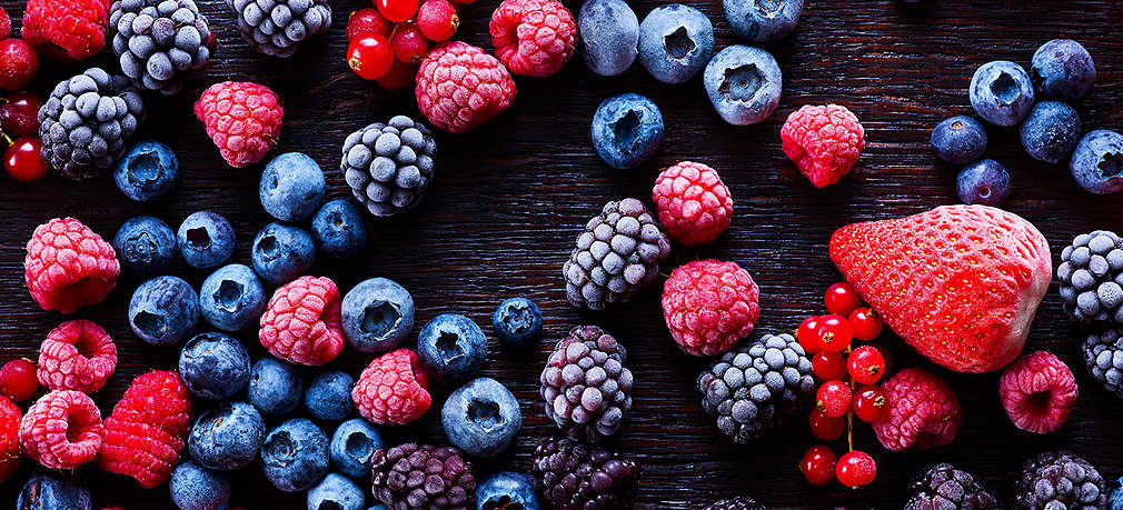 Verschiedene tiefgefrorene Beeren auf einem Tisch