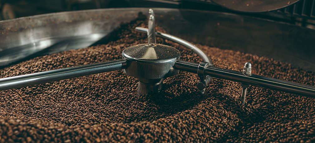 Kaffeebohnen werden in einer Rösteanlage geröstet