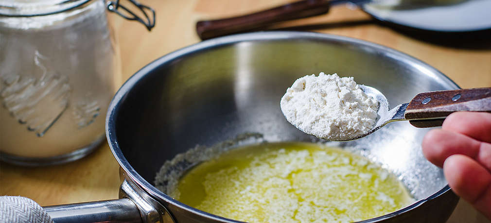Ein Eßlöffel Mehl wird in eine Pfanne mit geschmolzener Butter gegeben