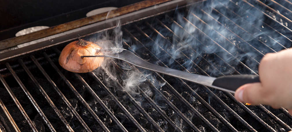 Grillrost wird nach dem Grillen gereinigt