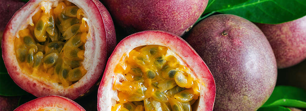 Ganze und aufgeschnittene Maracujafrüchte