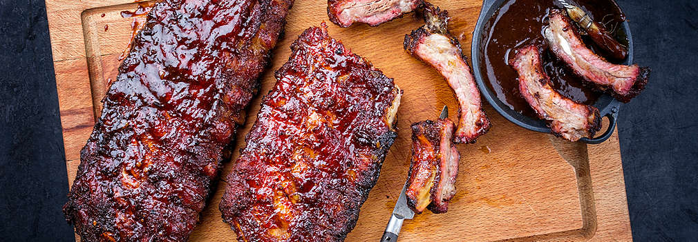 Spareribs auf einem Holzbrett