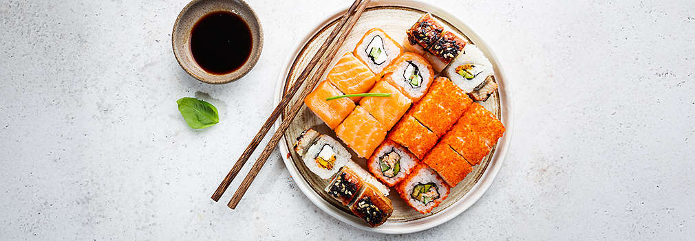 Sushi werden mit Essstäbchen gegessen