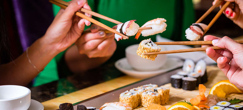Sushi werden mit Essstäbchen gegessen