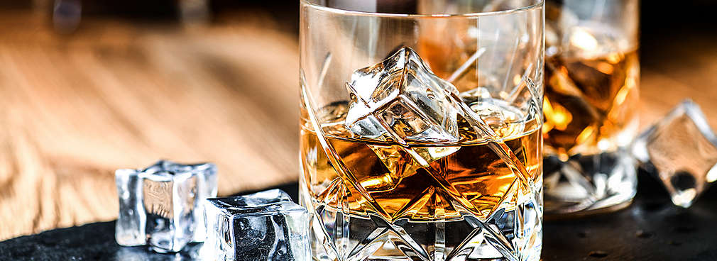 Zwei Gläser Whisky mit Eiswürfeln