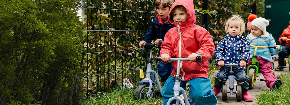 Изображение на малки деца, които карат колела