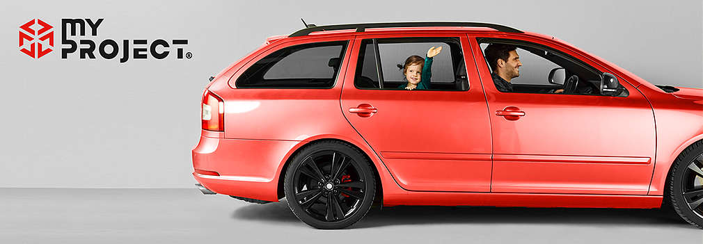 Logo: MYPROJECT®; Rotes Auto mit schwarzen Felgen, in dem zwei Personen sitzen