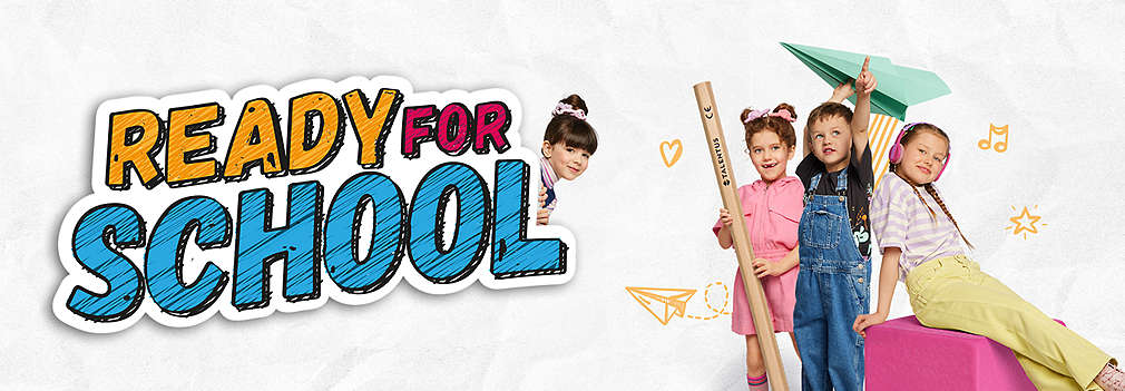 Schruftzug: Ready for School; Schulkinder spielen mit einer Schultüte, einem großen Bleistift sowie einem großen Papierflgzeug