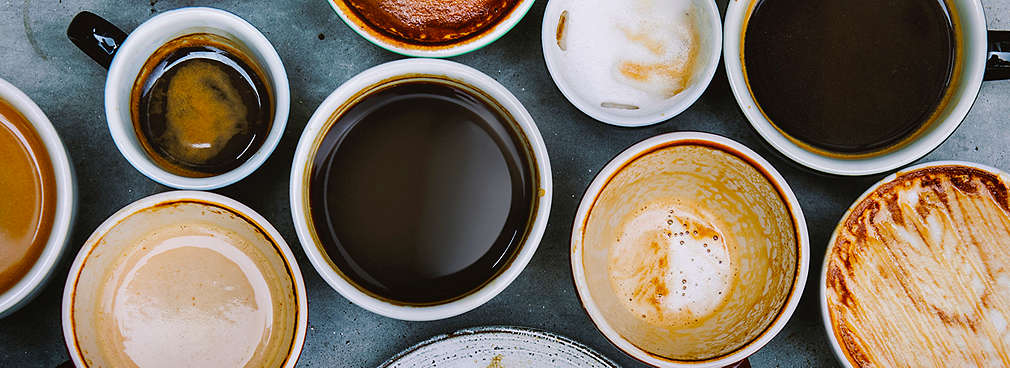 Tassen mit verschiedenen Kaffeespezialitäten von oben fotografiert