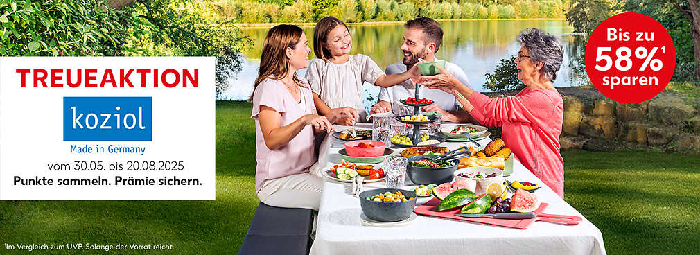 Treuekasten: Treueaktion KOZIOL vom 30.05.2025 bis 20.08.2025, Punkte sammeln. Prämie sichern; Abbildung: Familie sitzt am Tisch am See; der Tisch ist mit Artikeln von KOZIOL gedeckt; Störer: Bis zu 58%¹ sparen; ¹ Im Vergleich zum UVP. Solange der Vorrat reicht.