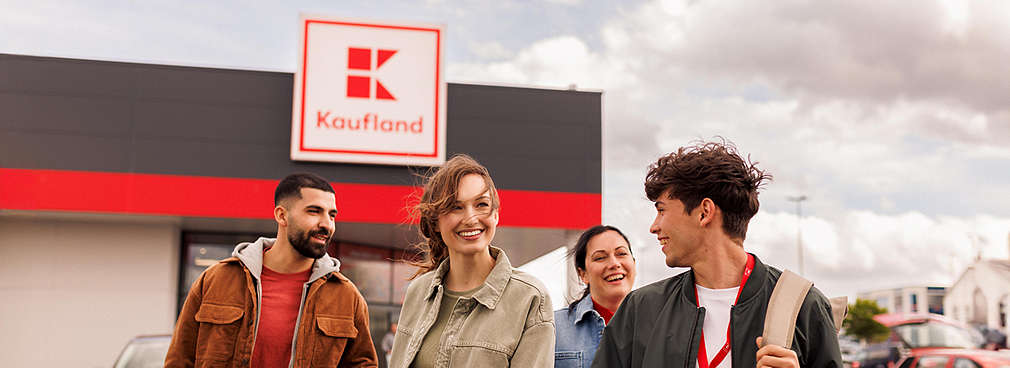 Luftaufnahme - Mitarbeiter aus Vertireb, Logistik und Zentrale bilden das Kaufland Logo.