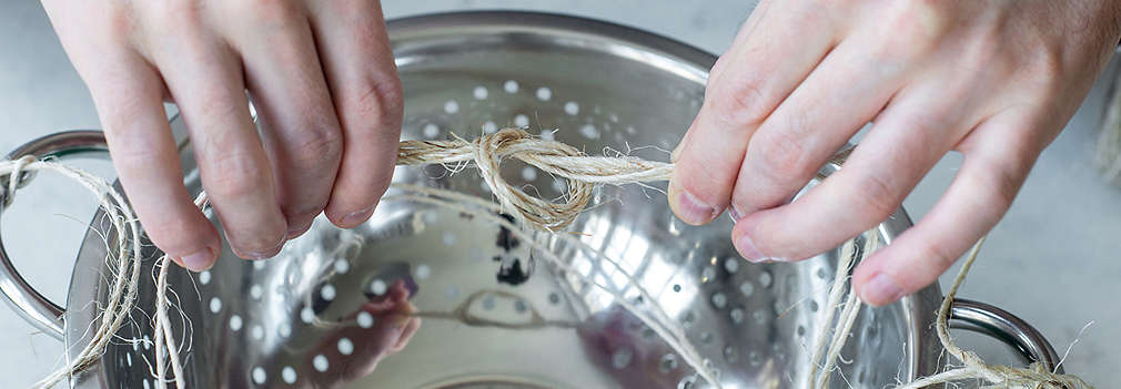 Upevňovanie šnúry na sito.