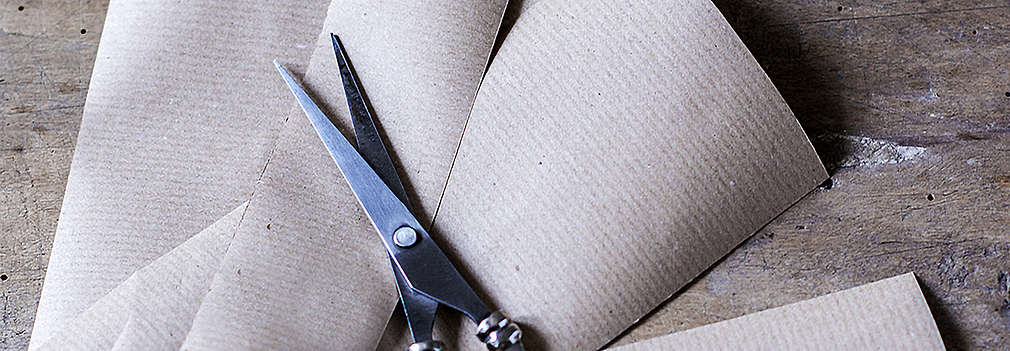 Baliaci papier vystrihnite tak, aby veľkosťou pasoval na jednotlivé poháre či fľaše.