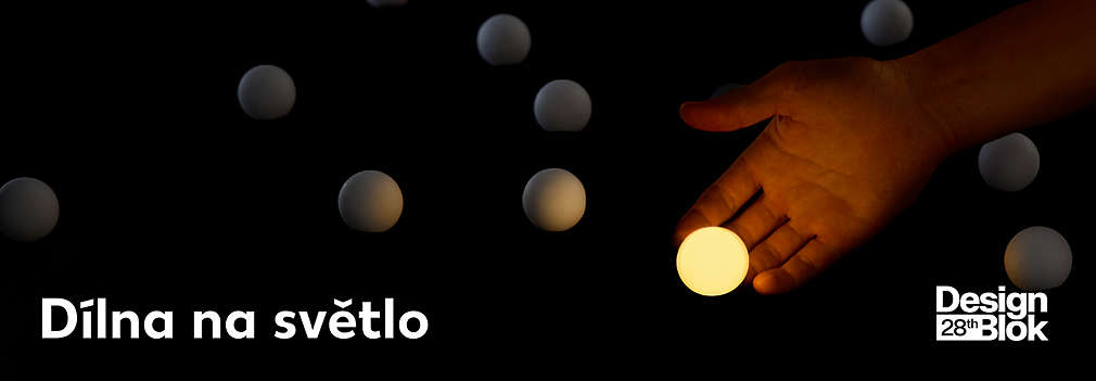 Dílna na světlo, DesignBlok 2026: malá kulatá světýlka osvětlující ruku