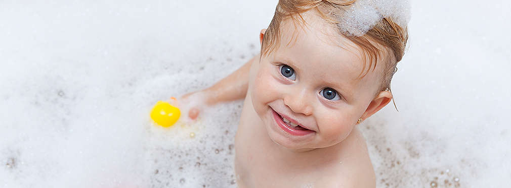 Изображение на дете, което се къпе и играе във ваната