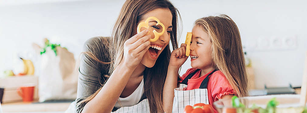 Изображение на майкаи дъщеря, които се забавляват заедно, готвейки