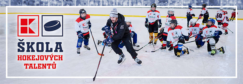 Mladí hokejisté hrajou s trenérem lední hokej