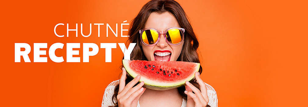 Žena ide zahryznúť do melóna