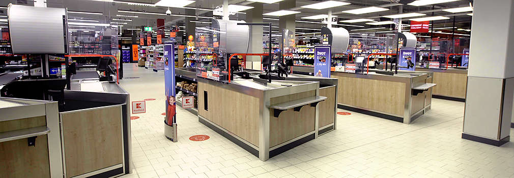 Pokladní zóna s klasickými pokladnami v prodejně Kaufland