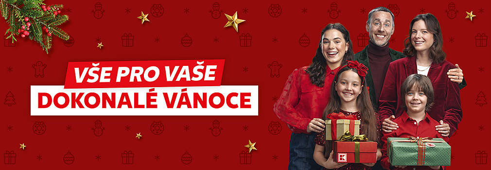rodinka s dárky u červeného vánočního pozadí, větvička ozdobeného jehličňanu a text: Vše pro vaše dokonalé Vánoce