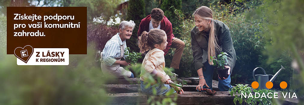 Získejte podporu pro komunitní zahradu - rodina u záhonu komunitní zahrady