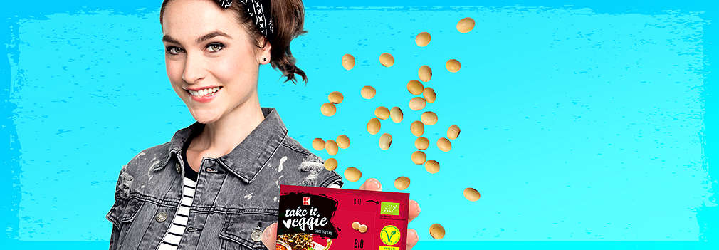 Mlada djevojka s K-take it veggie u rukama