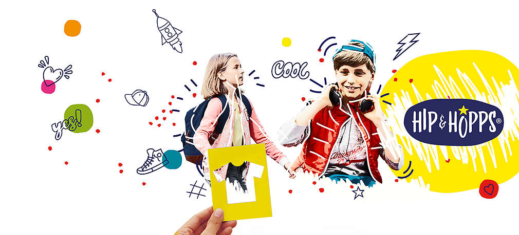 Illustration eines Mädchens und Jungen, davor eine Schaplone mit T-Shirt-Ausschnitt; Logo: Hip & Hopps®