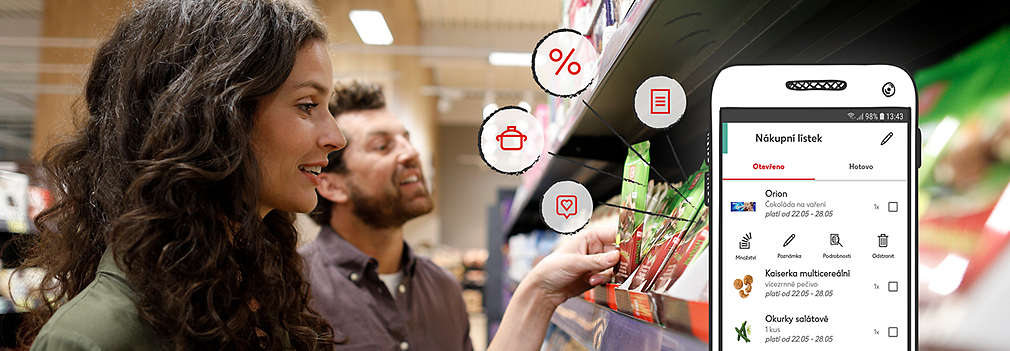 Muž a žena nakupují potraviny v prodejně pomocí mobilní aplikace.