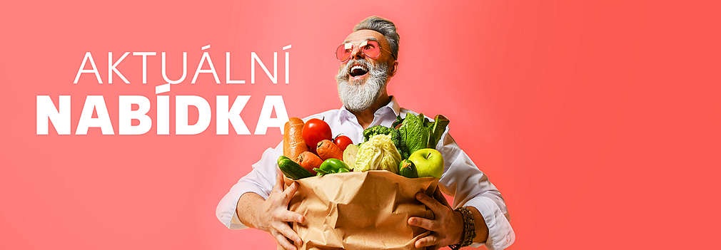 Muž drží plnou tašku s potravinami plnou čerstvých potravin 