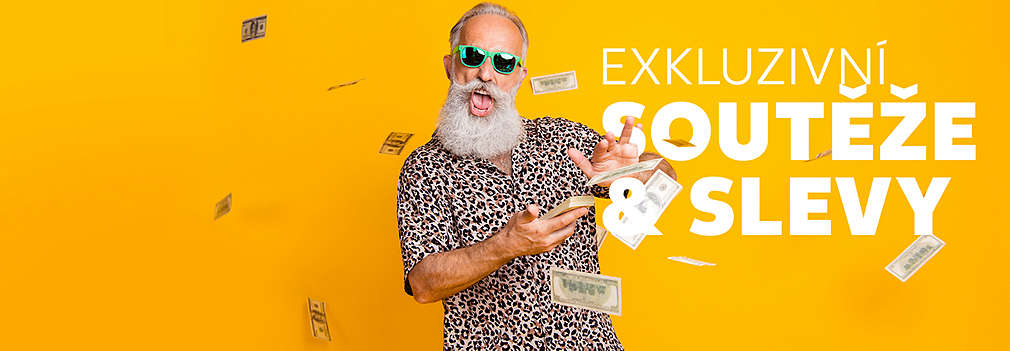 Muž rozhazuje výhry do vzduchu